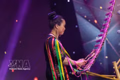 La artista Minh Ha actuando en un evento en Australia. Foto: VNA