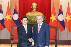 El secretario general del Partido Comunista de Vietnam, To Lam, recibió hoy al secretario general del Partido Popular Revolucionario de Laos y presidente del país, Thongloun Sisoulith. (Foto: VNA)