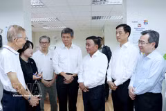 El miembro del Buró Político y permanente del Secretariado del Comité Central del Partido Comunista de Vietnam, Tran Cam Tu, y el subsecretario general del Partido de Acción Popular (PAP), ministro de Defensa y ministro coordinador de los Servicios Públicos, Chan Chun Sing, participan en actividades de intercambio en un centro de atención a los electores del PAP. Foto: VNA