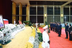 El primer ministro de Vietnam, Pham Minh Chinh, al frente de una delegación de alto nivel, asiste al homenaje póstumo de Khamtay Siphandone, expresidente del Partido Popular Revolucionario y expresidente de Estado de Laos. (Foto: VNA)