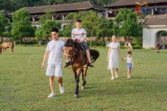 Los turistas montan cabello en el resort Legacy Yen Tu. (Fuente: baoquangninh.vn)