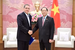 El vicepresidente de la Asamblea Nacional de Vietnam, Tran Quang Phuong, recibe al vicepresidente de Economía Productiva del Partido Socialista Unido de Venezuela, Jesús Faría. (Fuente: VNA)