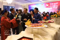 El embajador Pham Viet Hung presenta al viceministro de Asuntos Exteriores de Tailandia, Vijavat Isarabhakdi, varios platos de la gastronomía real de Hue. Foto: VNA