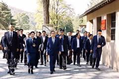 El presidente de la Asamblea Nacional, Tran Thanh Man, y la delegación vietnamita de alto nivel visitan la sala de reuniones de la Secretaría en el sitio histórico de Zao Yuan. Foto: VNA