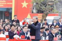 El secretario general del Partido, To Lam, con personas de diversos grupos étnicos en la provincia de Cao Bang. (Foto: VNA)