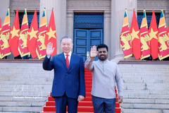 El presidente de Sri Lanka, Anura Kumara Dissanayake, encabeza en el Palacio Presidencial de Colombo la ceremonia oficial de bienvenida al secretario general del Partido Comunista y presidente de Vietnam, To Lam. (Foto: VNA)