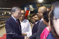El secretario general del Partido Comunista de Vietnam y presidente del Estado, To Lam, la primera ministra Harini Amarasuriya y los delegados en el Aeropuerto Internacional de Bandaranaike. (Foto: VNA)