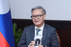 El ministro de Relaciones Exteriores de Laos, Thongsavanh Phomvihane, responde a la entrevista de la VNA. (Fuente: VNA)