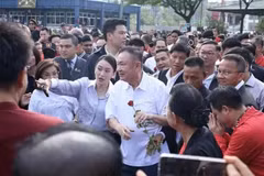 El exprimer ministro tailandés Thaksin Shinawatra, condenado por delitos graves, fue liberado de la prisión central de Klong Prem en Bangkok el 11 de mayo. (Foto: Xinhua/VNA)