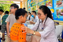 Examen de salud para niños. (Foto: Hospital General Dong Da, Hanoi)