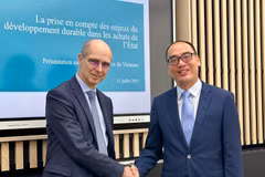 Jean-Yves Bertucci, presidente de la Cámara de lo Contencioso del Tribunal de Cuentas francés, y el subjefe de la Auditoría Estatal de Vietnam, Bui Quoc Dung. (Fuente: VNA)