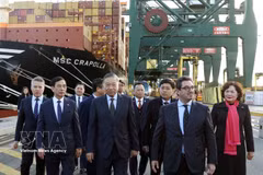 El secretario general del Partido Comunista de Vietnam y presidente, To Lam, junto con una delegación vietnamita de alto nivel, visitan el puerto de Amberes-Brujas. (Foto: VNA)