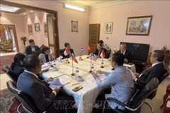 El embajador de Vietnam en Daca, Nguyen Manh Cuong, preside la reunión. (Fuente: VNA)