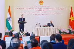 El primer ministro Le Minh Hung se reúne en Nueva Delhi con el personal de la Embajada de Vietnam y de las oficinas de representación del país. Foto: VNA