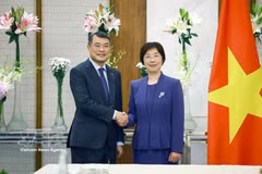El primer ministro de Vietnam, Le Minh Hung, y Zou Jiayi, presidenta del Banco Asiático de Inversión en Infraestructuras. Foto: VNA
