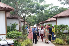 Una delegación inspecciona y experimenta los servicios de alojamiento y restauración en el barrio de Tien Thanh, provincia de Lam Dong. Foto: VNA