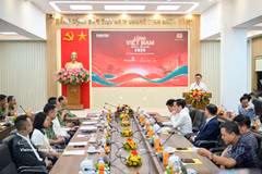 Delegados asistentes a la ceremonia de lanzamiento del evento de caminata «Avanzando con Vietnam» en 2026. Foto: VNA