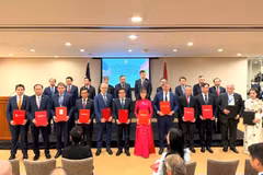 En presencia del secretario general del Partido y presidente de Vietnam, To Lam, BSR intercambia un acuerdo marco de compra de petróleo crudo con ExxonMobil Asia Pacific. Foto: El director general de BSR, Nguyen Viet Thang (sexto por la izquierda, en primera fila), intercambia el acuerdo marco con un representante de ExxonMobil Asia Pacific.
