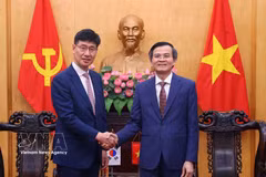 El profesor asociado y doctor Doan Minh Huan, miembro del Buró Político del Partido Comunista de Vietnam y director de la Academia Nacional de Política Ho Chi Minh, y Na Ki Hong, director general de Samsung Vietnam. (Foto: VNA) 