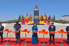 La vicepresidenta Vo Thi Anh Xuan y los delegados llevan a cabo la ceremonia de corte de cinta para inaugurar el monumento a Ho Chi Minh. Foto: VNA