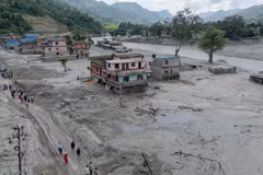 Escena destructiva de inundaciones repentinas y graves deslizamientos de tierra en el distrito de Nuwakot, Nepal, el 27 de agosto de 2026. Foto: Xinhua/VNA