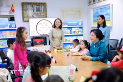La esposa del secretario general del Partido Comunista de Vietnam y presidente de la República, Ngo Phuong Ly, visita a profesores y alumnos de la clase de vietnamita Lac Hong. Foto: VNA