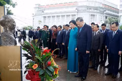 El secretario general del Partido Comunista y presidente de Vietnam, To Lam, junto con una delegación de alto nivel, deposita una ofrenda floral en homenaje al Presidente Ho Chi Minh ante su estatua. Foto: VNA