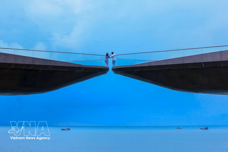 Turistas se fotografían en el Puente del Beso de Phu Quoc. (Fuente: VNA)