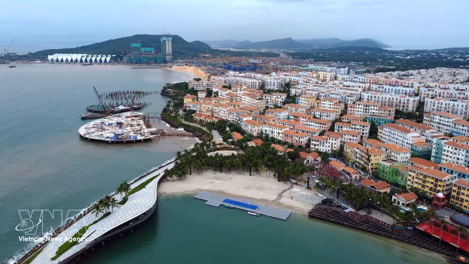 Desde las alturas, el paisaje urbano costero revela una hermosa combinación de arquitectura, superficies acuáticas y entorno natural. (Fuente: VNA)