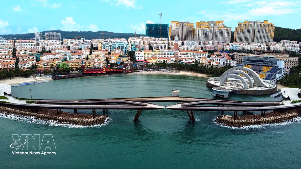 El Puente del Beso de Phu Quoc destaca en el paisaje insular y marítimo y en el complejo urbano y turístico del sur de la isla. (Fuente: VNA)