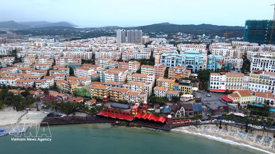 Vista del Pueblo del Atardecer (Sunset Town), un complejo arquitectónico de vivos colores inspirado en el estilo mediterráneo. (Fuente: VNA)