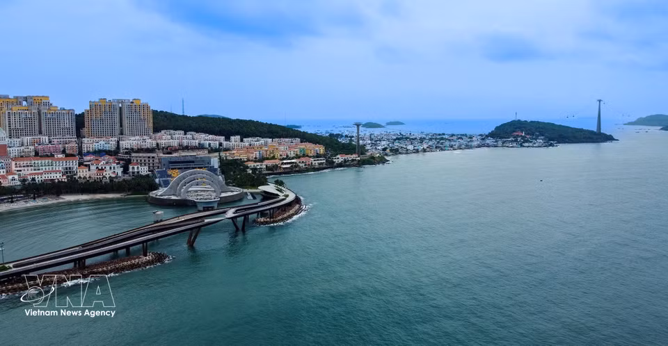 La inmensidad del mar y los pequeños islotes configuran el paisaje característico del espacio marítimo e insular de Phu Quoc. (Fuente: VNA)
