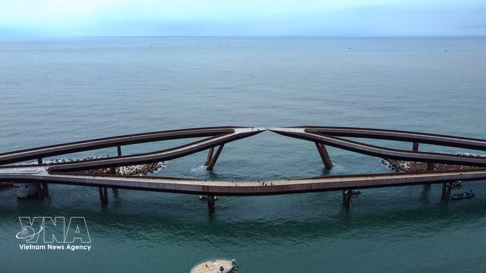 El Puente del Beso de Phu Quoc destaca en el paisaje insular y marítimo, integrado en el complejo urbano y turístico del sur de la isla. (Fuente: VNA)
