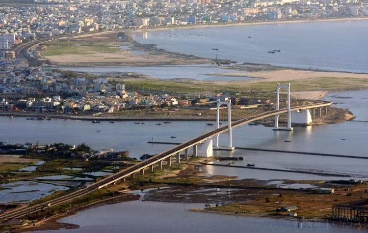 Da Nang es conocida como la "ciudad de los puentes". Los más destacados son los seis puentes a las dos orillas del río Han, incluidos el puente del río Han, el Thuan Phuoc, el Nguyen Van Troi, el del Dragón, el Tran Thi Ly y el Tien Son. (Fuente: VNA)