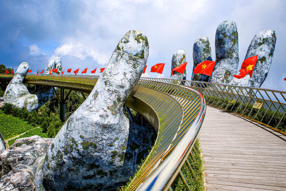 El Puente Dorado, también conocido como el Puente de la Mano, ubicado en el complejo turístico Sun World Ba Na Hills Da Nang, atrae a turistas nacionales y llama la atención de los viajeros internacionales por su belleza única. (Fuente: VNA)