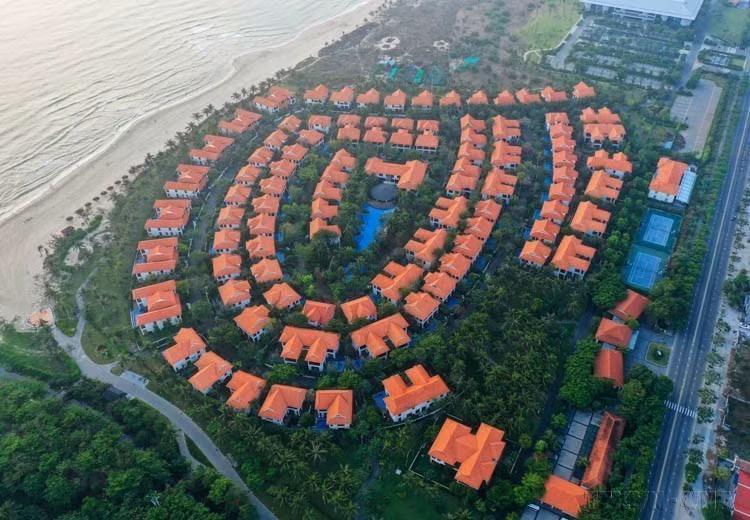 Los prestigiosos premios de la industria turística World Luxury Awards 2023 distinguen a Furama Resort Danang como el resort de playa más lujoso del sudeste asiático. (Fuente: VNA)