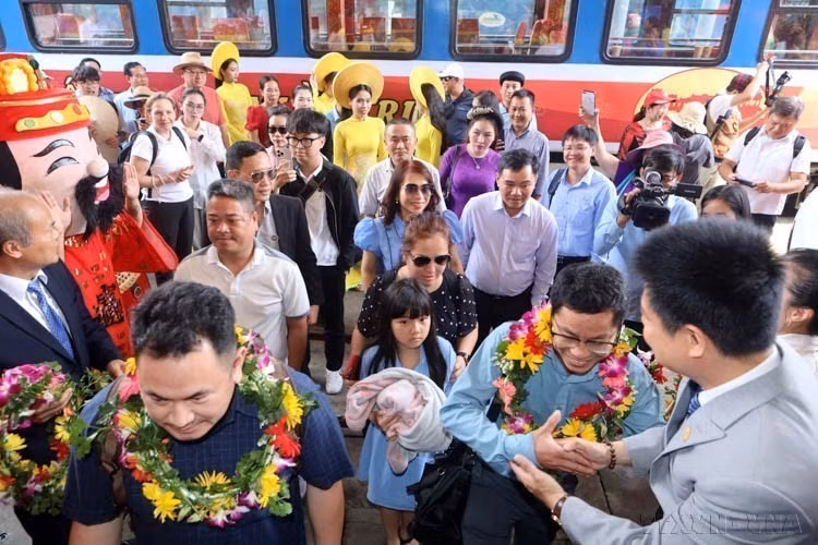 Ceremonia de bienvenida al tren que circula en la ruta denominada "Conexión de patrimonios en la región central" que une la ciudad cabecera de Hue y la cercana urbe de Da Nang. (Fuente: VNA)