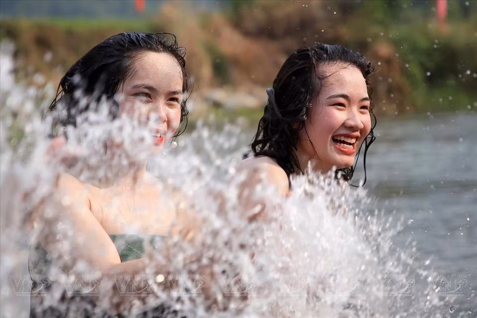 Para las personas de la región noroeste lavarse el cabello y bañarse en arroyos también es un ritual para alejar la mala suerte y orar por la salud y la paz. (Fuente: VNA)