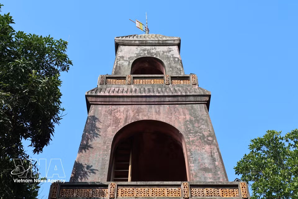 Desde la Torre Dieu Ngu de la Pagoda Thanh Duyen, los visitantes pueden admirar el impresionante paisaje de la laguna Tam Giang, uno de los destinos más famosos de Hue. (Fuente: VNA)