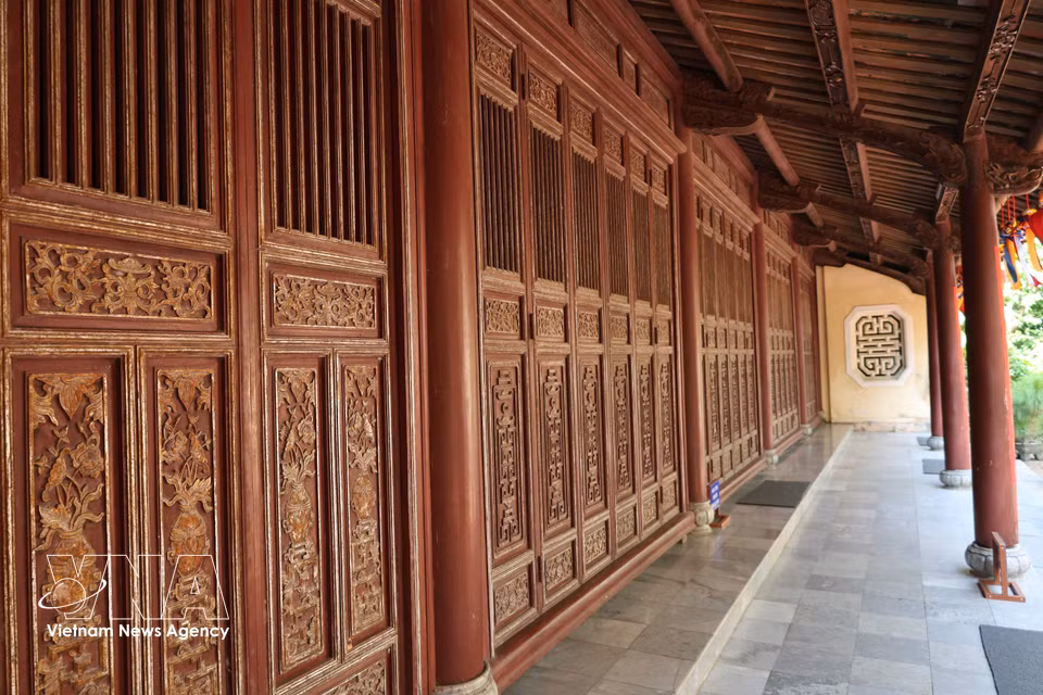 Las puertas del palacio principal de la pagoda Thanh Duyen están talladas al estilo de las casas de madera tradicionales de Hue. (Fuente: VNA)