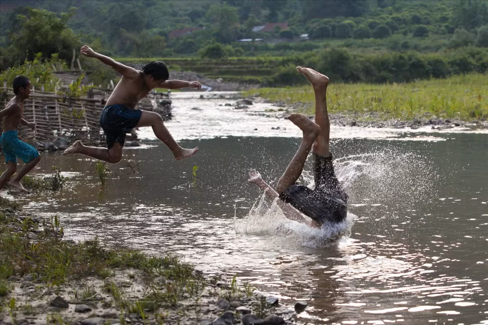 Con sus valores culturales, la actividad de bañarse en arroyos contribuirá a atraer a turistas nacionales y extranjeros para visitar y explorar la región noroeste de Vietnam. (Fuente: VNA)