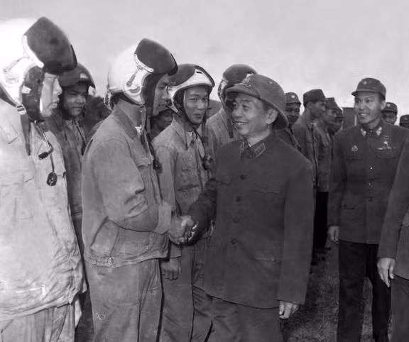 El General Vo Nguyen Giap visitó y envió los mejores deseos a los oficiales y soldados del Regimiento 921 - Fuerza Aérea de Sao Do con motivo del Tet (Nuevo Año Lunar) (enero de 1975). (Fuente: VNA)
