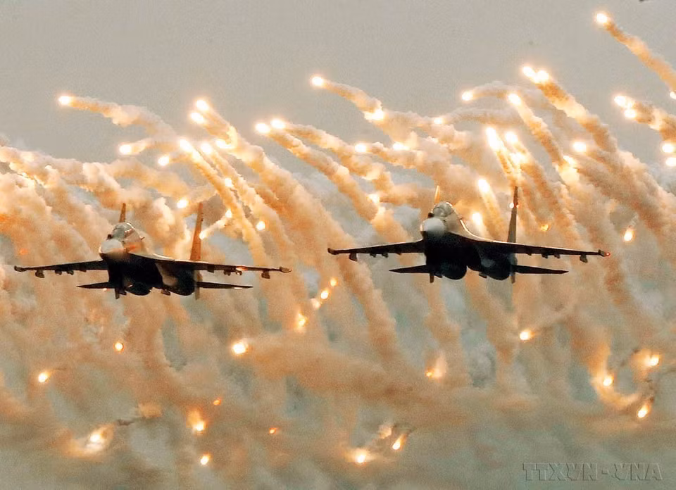 La Fuerza Aérea de Vietnam está equipada con modernos aviones de combate Su-30MK2, en aras de cumplir la política de avanzar directamente hacia la modernidad. (Fuente: VNA)