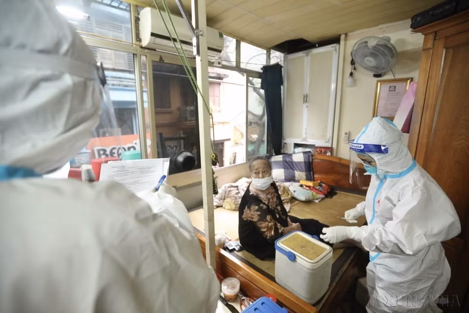 El equipo médico móvil del barrio de Cua Dong, distrito de Hoan Kiem, Hanoi, vacunó a domicilio contra la pandemia de la COVID-19 a personas con alto riesgo. (Fuente: VNA)