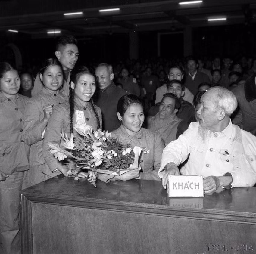 El Presidente Ho Chi Minh habló íntimamente con los delegados que asistieron al Congreso de Emulación de Jóvenes Voluntarios para luchar contra Estados Unidos, con el fin de salvar al país (enero de 1967). (Fuente: VNA)