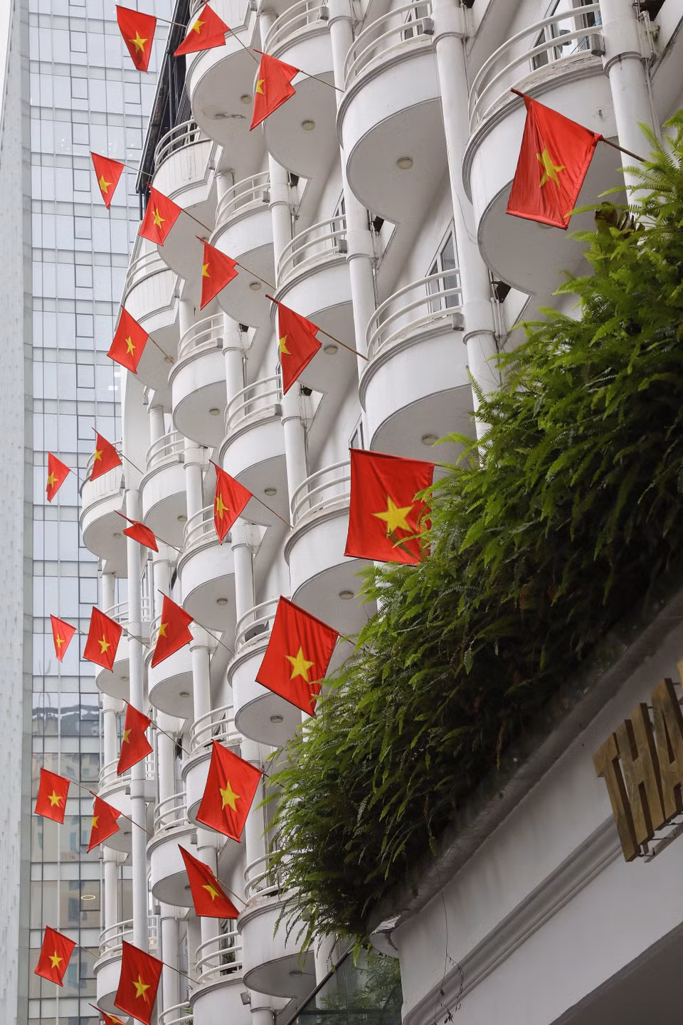 Hoteles en la calle Tong Dan cuelgan banderas nacionales para celebrar el 30 de abril. (Fuente: VNA)