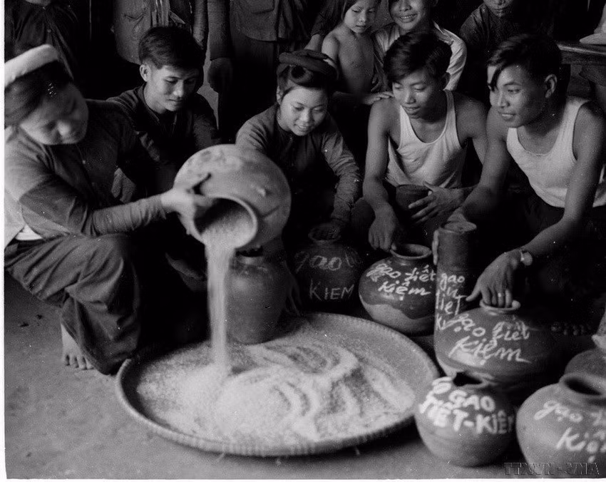 Miembros del sindicato y jóvenes de la comuna de Tam Son, distrito de Yen Dung, provincia norvietnamita de Bac Giang, vertieron arroz desde frascos de ahorro para enviarlo a un fondo de crédito en aras de apoyar a los miembros del sindicato cuando sea necesario (28 de junio de 1960). (Fuente: VNA)