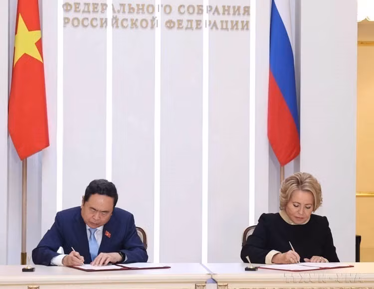El presidente de la Asamblea Nacional de Vietnam, Tran Thanh Man, y la presidenta del Consejo de la Federación Rusa, Valentina Ivanovna Matvienko, firmaron un acuerdo de cooperación bilateral entre ambos órganos legislativos (Moscú, 9 de septiembre de 2024). (Fuente: VNA)