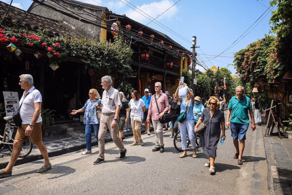 Turistas extranjeros visitan la ciudad antigua de Hoi An. (Fuente: VNA)