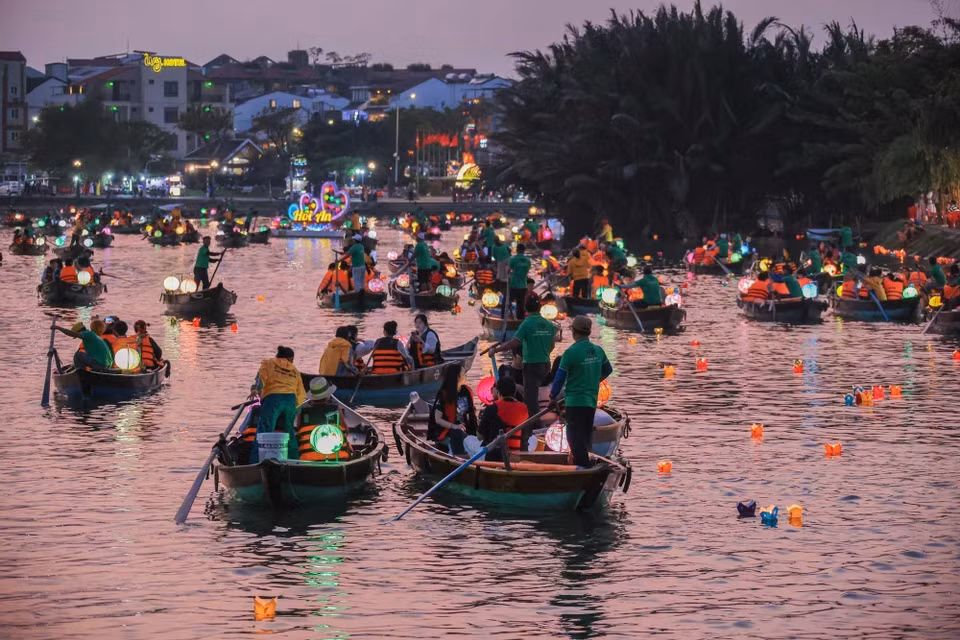 El río Hoai, lleno de barcos que navegan de un lado a otro, transporta a los turistas que desean explorar la encantadora ciudad antigua de Hoi An. (Fuente: VNA)